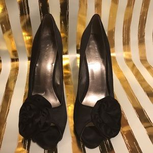 Classy Size 8.5 Nine West heels
